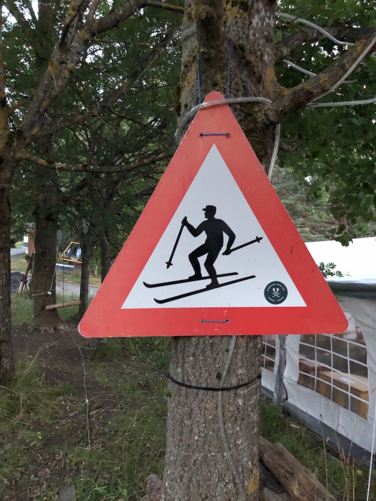 A sign to watch out for skiers
