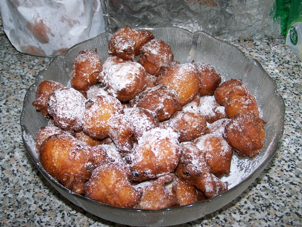 A bowl of fritole doughnuts